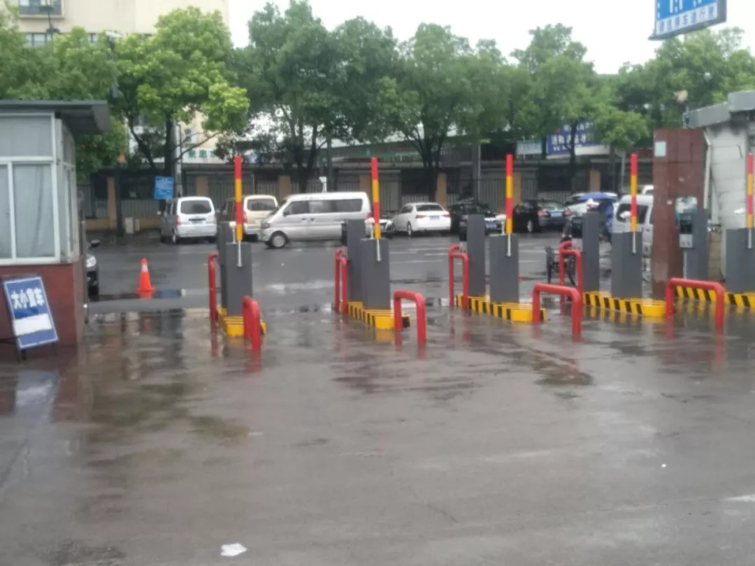 杭州凍品市場(chǎng)商戶(hù)群體抗議：三輪車(chē)進(jìn)市場(chǎng)，每次還要10元“買(mǎi)路錢(qián)”！