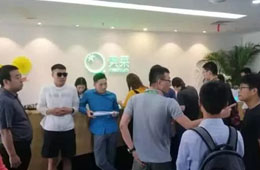 美菜網總部遭包圍，十余名縣域加盟商拉橫幅：還我血汗錢