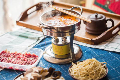  熊貓豆腐、臭豆腐漢堡、咸蛋黃蝦丸…火鍋季，這些新品吸睛又熱賣