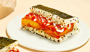 奧爾良雞肉搭配三色藜麥，這樣創新的大塊飯團才可以大賣